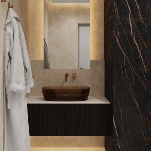 Moderná kúpeľňa s tmavým sprchovým kútom, kamennými stenami a podsvieteným zrkadlom.