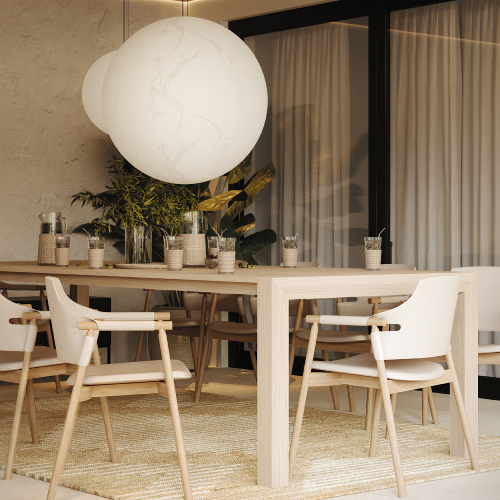 Moderná exteriérová jedáleň s prírodnými materiálmi, svetlým dreveným stolom, dizajnovými stoličkami a veľkými okrúhlymi závesnými svietidlami, doplnená o zeleň a umelecké prvky.