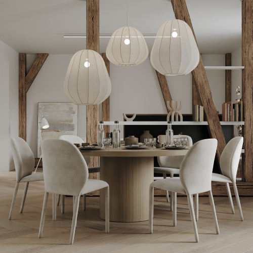 Štýlová jedáleň s okrúhlym dreveným stolom, čalúnenými stoličkami, veľkými textilnými závesnými svietidlami a priznanými drevenými trámami v modernom interiéri.