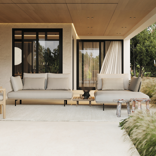 Moderná exteriérová terasa s pohodlným sedením, dreveným stropom, vstavaným vonkajším barom a grilom, prírodným kamenným obkladom a upravenou zeleňou.