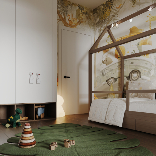 Detská izba s domčekovou posteľou, hravou džungľovou tapetou, zeleným listovým kobercom a úložným nábytkom v prírodných farbách.