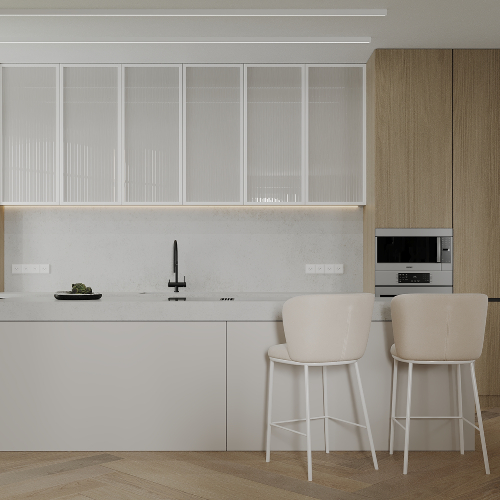 Moderná minimalistická kuchyňa s drevenými vysokými skrinkami, bielym ostrovom a matnými sklenenými hornými skrinkami v svetlom nadčasovom interiéri.